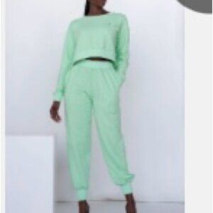 Byegreis Linna Set in mint green. Size Large.